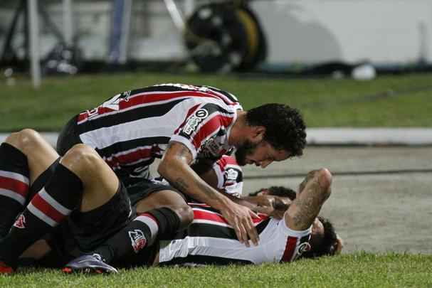Em noite do maior público registrado na temporada no Arruda, o Tricolor bateu o Campinense por 2 a 1 e pode empatar no próximo domingo, em Campina Grande, para se sagrar campeão inédito do torneio regional