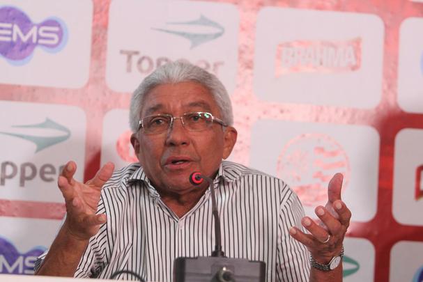 Para o lugar de Gallo, a diretoria apostou em uma cartada de segurana com Givanildo Oliveira, o 'Rei do acesso'. Aps um empate amargo contra o Bahia na estreia, o treinador conseguiu resultados expressivos e emplacou uma sequncia de seis vitrias, recolocando o Nutico na briga pelo acesso. Entretanto, sem direito a contrataes, o time perdeu fora na reta final. Culminando com a fatdica derrota em casa para o Oeste na ltima rodada, quando uma simples vitria daria a vaga na Srie A. Givanildo acabou, de certa forma, responsabilizado pelo insucesso e descartado pela diretoria para a temporada seguinte.