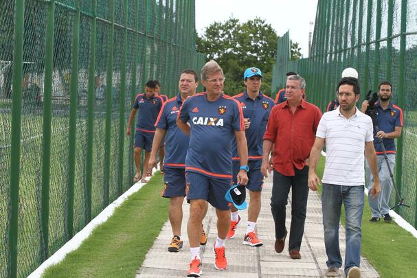Tcnico Oswaldo de Oliveira comanda treino com parte do elenco do Sport, que no encara a Aparecidense pela Copa do Brasil