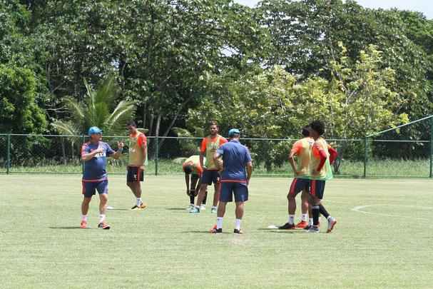 Aps longa conversa com direo, Oswaldo Oliveira comanda treino no campo do CT do Sport