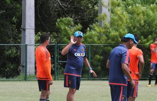 Aps longa conversa com direo, Oswaldo Oliveira comanda treino no campo do CT do Sport