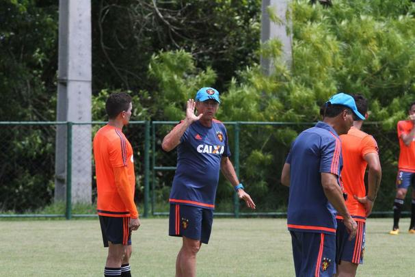 Aps longa conversa com direo, Oswaldo Oliveira comanda treino no campo do CT do Sport