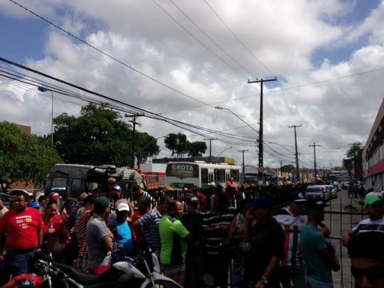 Em busca de entrada para final da Copa do Nordeste, torcedores afirmam ter virado a noite no Arruda
