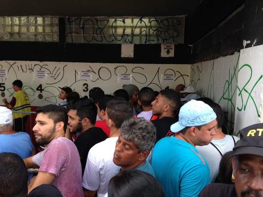 Em busca de entrada para final da Copa do Nordeste, torcedores afirmam ter virado a noite no Arruda