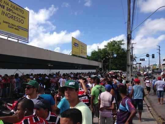 Em busca de entrada para final da Copa do Nordeste, torcedores afirmam ter virado a noite no Arruda