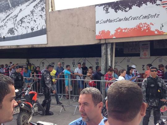 Em busca de entrada para final da Copa do Nordeste, torcedores afirmam ter virado a noite no Arruda