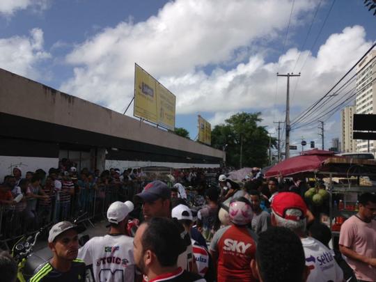 Em busca de entrada para final da Copa do Nordeste, torcedores afirmam ter virado a noite no Arruda