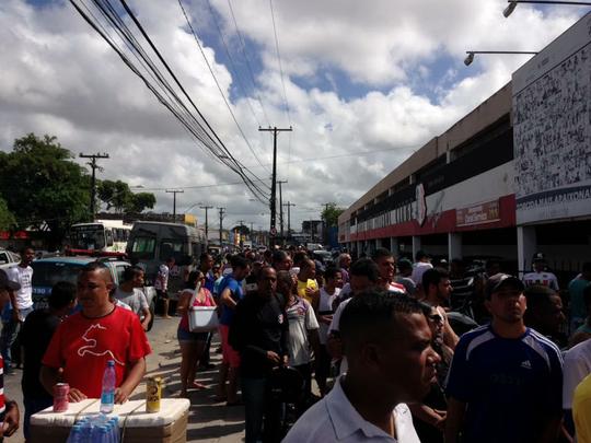 Em busca de entrada para final da Copa do Nordeste, torcedores afirmam ter virado a noite no Arruda
