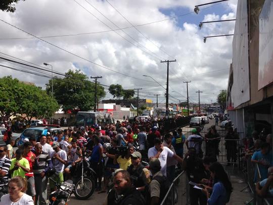 Em busca de entrada para final da Copa do Nordeste, torcedores afirmam ter virado a noite no Arruda