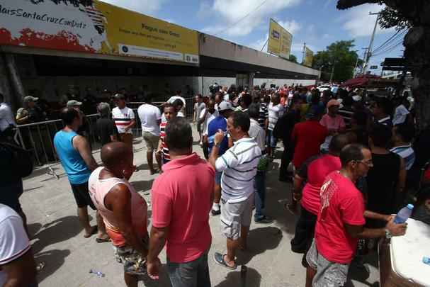 Em busca de entrada para a final da Copa do Nordeste, torcedores do Santa Cruz afirmam ter virado a noite no Arruda