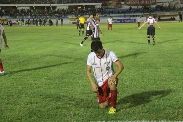 Juazeirense 0 x 1 Santa Cruz (02/03/2016) - Devido a um incio irregular na competio, o tcnico Marcelo Martelotte havia dito que no existia mais margem de erro. Sem poder vacilar para no complicar a classificao  prxima fase, o Tricolor enfrentou o Juazeirense novamente. Mesmo repetindo um mau futebol, a vitria veio com um gol solitrio com Keno, que teve outra performance eficiente e salvou a equipe de um novo tropeo.