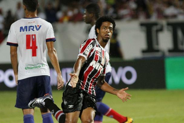 Santa Cruz 2 x 2 Bahia (13/04/2016) - A vantagem para o jogo de volta no foi conseguida. O resultado no estava nos planos. Mas o 2 a 2 com no Bahia na primeira partida da semifinal da Copa do Nordeste marcou a melhor atuao coletiva do Santa Cruz na temporada. Keno, destaque da partida, e Grafite, reencontrando o caminho das redes, foram os autores dos gols corais no Arruda, que recebeu pouco mais de 12 mil pessoas. Tricolor de Ao encontrou um empate com sabor de vitria aps um pnalti bobo cometido por Wellington Czar, que tinha acabado de entrar. Hernane Brocador e Luisinho marcaram para os baianos.