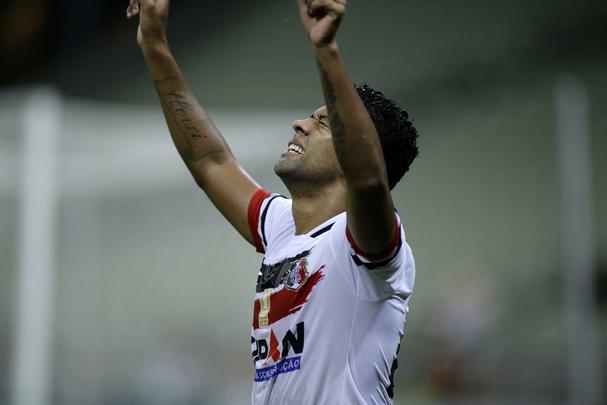 Cear 0 x 1 Santa Cruz (03/04/2016) - Foi na base do sufoco, da presso, do nervosismo. Com direito a gol salvo em cima da linha (duas vezes) e pnalti defendido por Tiago Cardoso. Mas a classificao s semifinais da Copa do Nordeste veio acima de tudo com raa. Com o Santa Cruz vencendo o Cear por 1 a 0, em pleno Castelo. A partida marcou a estreia do tcnico Milton Mendes. 