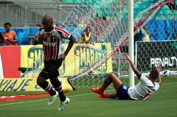 Bahia 0 x 1 Santa Cruz (17/04/2016) - O Santa Cruz precisava fazer o que ainda no tinha conseguido em trs jogos na Copa do Nordeste: vencer o Bahia. E conseguiu conquistando assim um feito indito. Afinal, nunca antes na histria o clube havia ido to longe numa Copa do Nordeste. Graas  aplicao e ao jogo coletivo do Tricolor Pernambucano ao derrotar o Bahia por 1 a 0, na Arena Fonte Nova, em partida com nimos acirrados. A classificao indita  final veio com gol solitrio de Grafite, ainda no primeiro tempo.