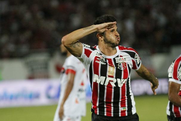 Santa Cruz 2 x 1 Campinense (26/04/2016) - Foi sofrido. Foi s no fim do jogo que o Santa Cruz conseguiu a vantagem para o 'segundo tempo' da final da Copa do Nordeste. Em noite de grande pblico no Arruda (aparentemente maior que os pouco mais de 36 mil oficialmente anunciados), o Tricolor bateu o Campinense por 2 a 1 e levou a vantagem do empate para Campina Grande. Aps Grafite ter aberto o placar na etapa inicial e a Raposa ter empatado depois do intervalo, foi o 'General' Bruno Moraes que saiu do banco de reservas para decretar a vitria aos 46 da etapa final.