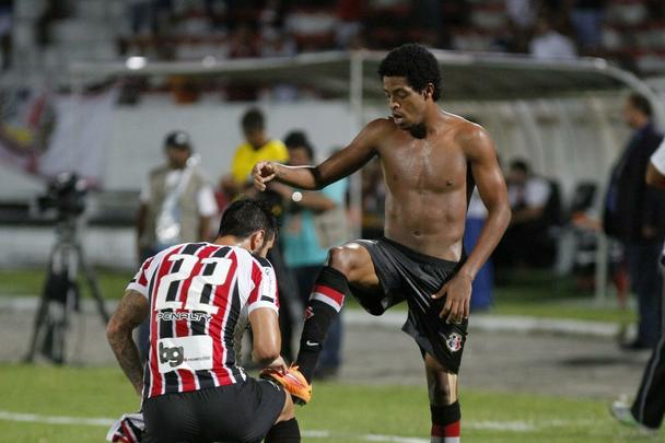 Santa Cruz 2 x 1 Cear 30/03/2016) - Do camarote da presidncia, o recm-contratado tcnico Milton Mendes viu que iria precisar trabalhar muito para melhorar o Santa Cruz. Mas pde celebrar uma vitria importante. O Tricolor no jogou bem, mas conseguiu uma virada por 2 a 1 sobre o Cear, na primeira partida das quartas de final. No Arruda, o time coral saiu atrs do placar, porm cresceu de produo no segundo tempo, Keno empatou e fez outro gol nos acrscimos do jogo. 