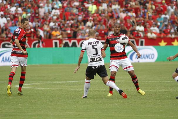Em uma partida cheia de tenso e com o clima de rivalidade extrema em Campina Grande, o Santa Cruz foi valente para fazer valer a vantagem obtida no Arruda e, com o empate, garantir o indito ttulo da Copa do Nordeste frente ao Campinense