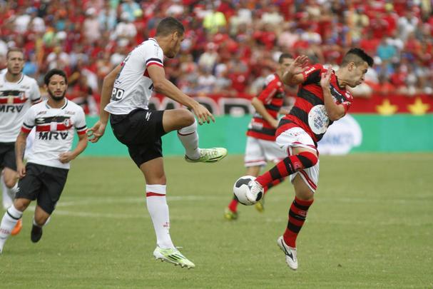 Em uma partida cheia de tenso e com o clima de rivalidade extrema em Campina Grande, o Santa Cruz foi valente para fazer valer a vantagem obtida no Arruda e, com o empate, garantir o indito ttulo da Copa do Nordeste frente ao Campinense