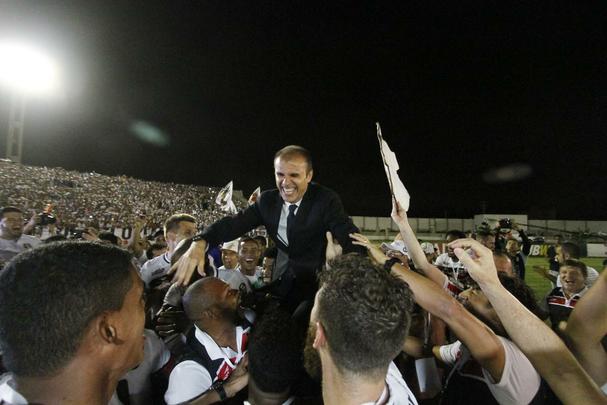 Em uma partida cheia de tenso e com o clima de rivalidade extrema em Campina Grande, o Santa Cruz foi valente para fazer valer a vantagem obtida no Arruda e, com o empate, garantir o indito ttulo da Copa do Nordeste frente ao Campinense
