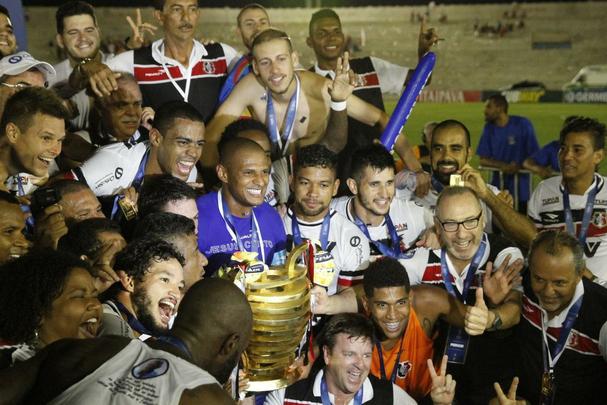 Em uma partida cheia de tenso e com o clima de rivalidade extrema em Campina Grande, o Santa Cruz foi valente para fazer valer a vantagem obtida no Arruda e, com o empate, garantir o indito ttulo da Copa do Nordeste frente ao Campinense