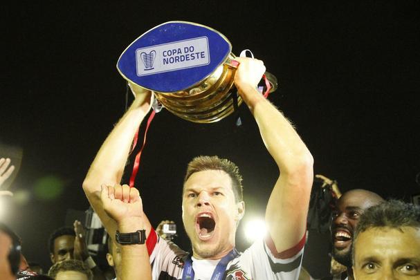 Em uma partida cheia de tenso e com o clima de rivalidade extrema em Campina Grande, o Santa Cruz foi valente para fazer valer a vantagem obtida no Arruda e, com o empate, garantir o indito ttulo da Copa do Nordeste frente ao Campinense