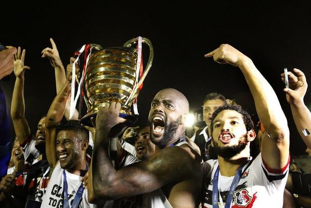 Em uma partida cheia de tenso e com o clima de rivalidade extrema em Campina Grande, o Santa Cruz foi valente para fazer valer a vantagem obtida no Arruda e, com o empate, garantir o indito ttulo da Copa do Nordeste frente ao Campinense