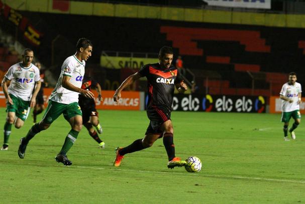 O Sport tambm conta com uma camisa diferente para a temporada 216/17. O segundo padro rubro-negro  preto com detalhes em vermelho