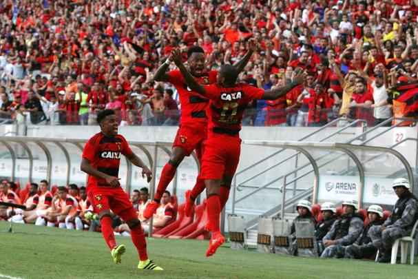 Em 2016, a Adidas retoma o padro do Sport ao tradicional rubro-negro em linhas horizontais. O novo uniforme foi apresentado ao conselho deliberativo do clube e entra em ao no Campeonato Brasileiro da Srie A. Nele, a novidade  o calo vermelho, usado pela primeira vez na histria do clube