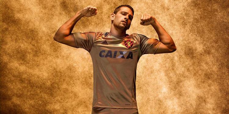 Em 2016, o terceiro padro do Sport  dourado. A camisa lembra o ano de 2009 do clube em que houve a participao na Copa Libertadores