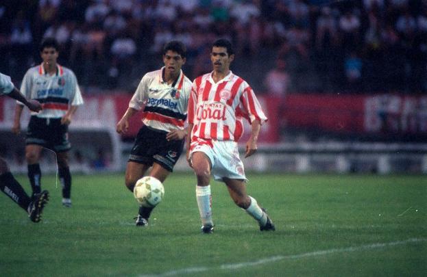 A camisa da Rhummel seguiu para a temporada de 1996 no Santa Cruz
