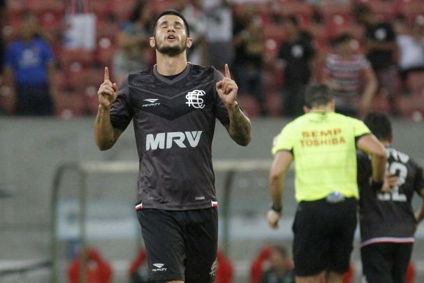 Em 2016, o Santa Cruz ainda vestiu preto em um uniforme alternativo criado pela Penalty