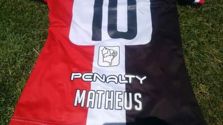 Em 2017, o primeiro padrão do Santa Cruz foi desenhado por um torcedor. Através de uma eleição popular, os sócios escolheram a camisa com listras verticais para ser usada apenas na Copa do Nordeste. O criador do manto foi o tricolor Matheus Pros