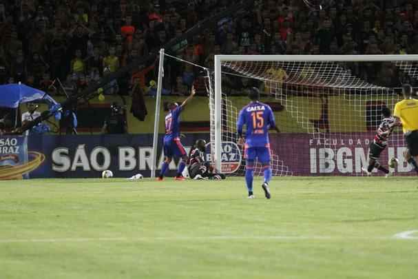 Tricolor venceu por 1 a 0, com gol de Grafite, em impedimento, e joga por um empate, no próximo domingo, na Ilha do Retiro, para faturar o bicampeonato estadual
