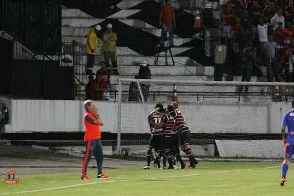 Tricolor venceu por 1 a 0, com gol de Grafite, em impedimento, e joga por um empate, no próximo domingo, na Ilha do Retiro, para faturar o bicampeonato estadual