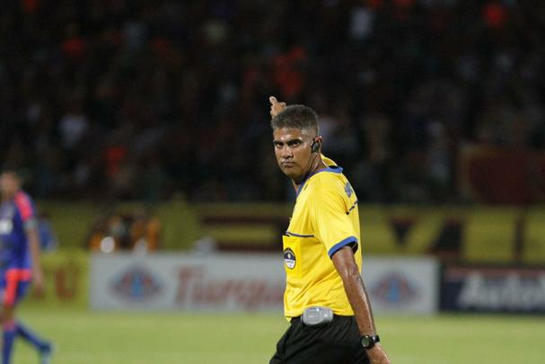 Tricolor venceu por 1 a 0, com gol de Grafite, em impedimento, e joga por um empate, no próximo domingo, na Ilha do Retiro, para faturar o bicampeonato estadual