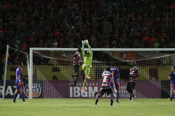 Tricolor venceu por 1 a 0, com gol de Grafite, em impedimento, e joga por um empate, no próximo domingo, na Ilha do Retiro, para faturar o bicampeonato estadual