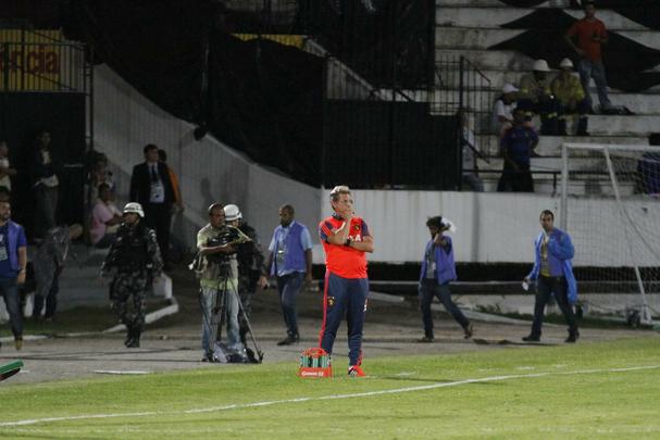 Tricolor venceu por 1 a 0, com gol de Grafite, em impedimento, e joga por um empate, no próximo domingo, na Ilha do Retiro, para faturar o bicampeonato estadual