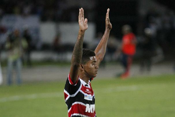 Tricolor venceu por 1 a 0, com gol de Grafite, em impedimento, e joga por um empate, no próximo domingo, na Ilha do Retiro, para faturar o bicampeonato estadual