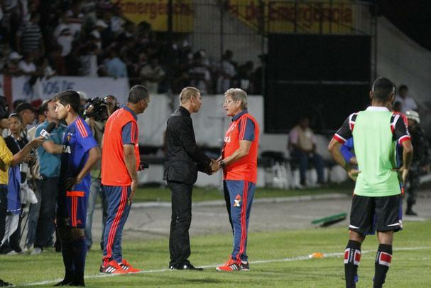 Tricolor venceu por 1 a 0, com gol de Grafite, em impedimento, e joga por um empate, no próximo domingo, na Ilha do Retiro, para faturar o bicampeonato estadual