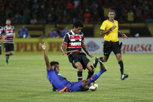 Tricolor venceu por 1 a 0, com gol de Grafite, em impedimento, e joga por um empate, no próximo domingo, na Ilha do Retiro, para faturar o bicampeonato estadual