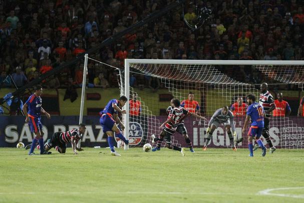 Tricolor venceu por 1 a 0, com gol de Grafite, em impedimento, e joga por um empate, no próximo domingo, na Ilha do Retiro, para faturar o bicampeonato estadual