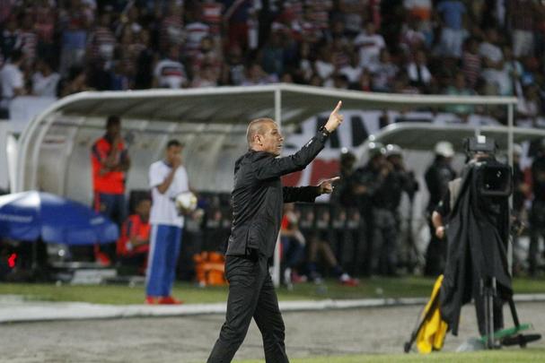 Tricolor venceu por 1 a 0, com gol de Grafite, em impedimento, e joga por um empate, no próximo domingo, na Ilha do Retiro, para faturar o bicampeonato estadual