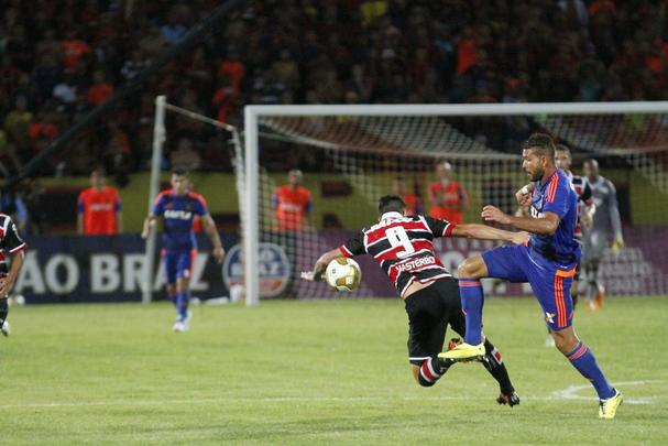 Tricolor venceu por 1 a 0, com gol de Grafite, em impedimento, e joga por um empate, no próximo domingo, na Ilha do Retiro, para faturar o bicampeonato estadual