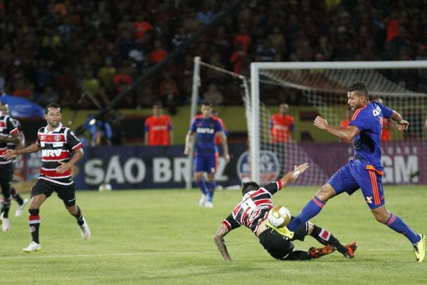 Tricolor venceu por 1 a 0, com gol de Grafite, em impedimento, e joga por um empate, no próximo domingo, na Ilha do Retiro, para faturar o bicampeonato estadual