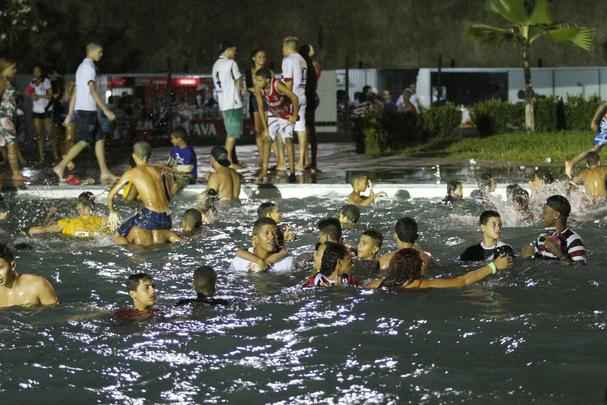 Tradicional banho de piscina contou com uma quantidade grande de pessoas. Mais gente, inclusive, do que aps o ttulo do Nordesto