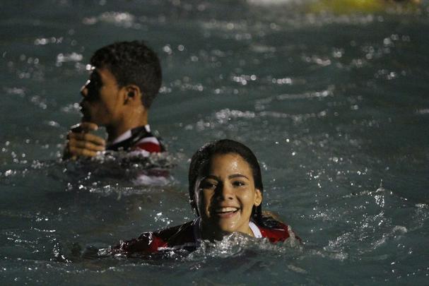 Tradicional banho de piscina contou com uma quantidade grande de pessoas. Mais gente, inclusive, do que após o título do Nordestão