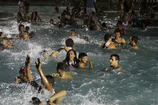 Tradicional banho de piscina contou com uma quantidade grande de pessoas. Mais gente, inclusive, do que após o título do Nordestão