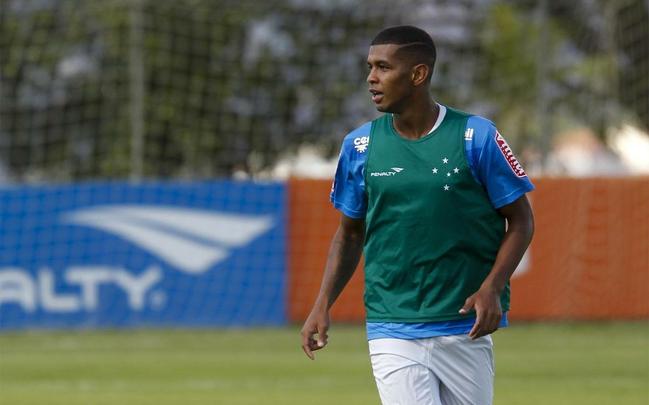 Aps se destacar nas categorias de base do Botafogo-SP, o meia Alex assinou contrato com o Cruzeiro em 2015. O jogador de 20 anos  canhoto e batedor de faltas