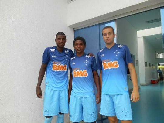 O atacante Hugo Ragelli (direita) se destacou na base do Palmeiras e se transferiu para o Cruzeiro ainda em 2014. Na Raposa, a nica partida que disputou foi contra a Chapecoense, onde marcou o gol do empate em 1 a 1, na Arena Cond, pela 37 rodada do Brasileiro de 2014. Este ano acabou emprestado pela Ponte Preta, mas rescindiu contrato e retornou para o Cruzeiro