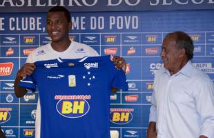 Douglas Coutinho chegou ao Cruzeiro por emprstimo at o fim deste ano. Cedido pelo Atltico Paranaense, o atacante disputou 92 jogos e marcou 22 gols no Furaco. Na Raposa, disputou oito jogos e marcou trs gols